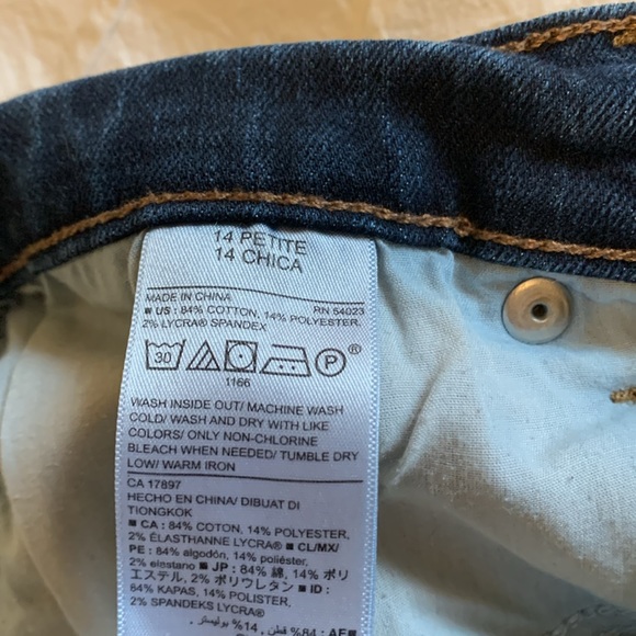 Old navy mid rise curvy jeans. - Picture 3 of 6